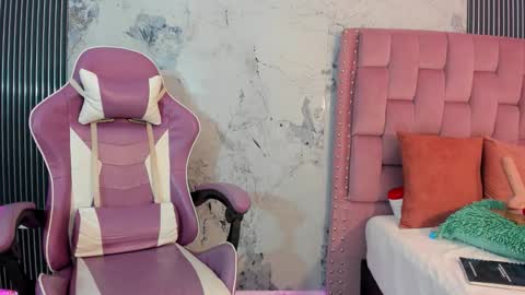 Snapshot of elena_wolff chatting on 12-15-25, 11:47 elena_wolff online show from 12-15-25, 11:47