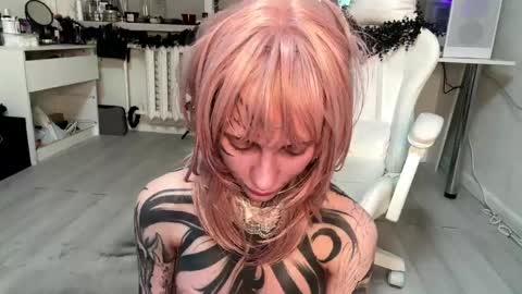 Mia online show from 04-16-26, 09:39