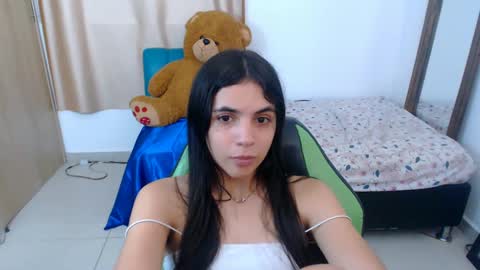 Snapshot of elenna_hotx chatting on 03-06-25, 05:43 agnes online show from 03-06-25, 05:43