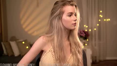 Snapshot of eli_journey chatting on 11-06-25, 08:54 Eli online show from 11-06-25, 08:54