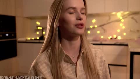 Snapshot of eli_journey chatting on 11-21-25, 05:55 Eli online show from 11-21-25, 05:55