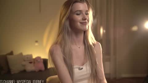 Snapshot of eli_journey chatting on 02-12-26, 09:43 Eli online show from 02-12-26, 09:43