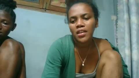 Snapshot of elia011 chatting on 11-20-25, 08:30 elia011 online show from 11-20-25, 08:30