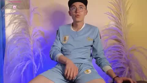 Snapshot of elian_cooper18 chatting on 01-24-25, 01:14 Elian online show from 01-24-25, 01:14