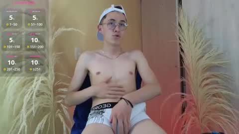 Snapshot of elian_cooper18 chatting on 01-26-25, 02:08 Elian online show from 01-26-25, 02:08