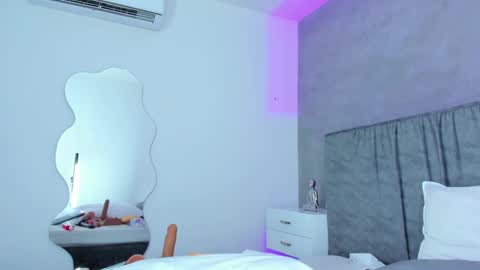 Snapshot of elisa_castrillon chatting on 03-05-25, 11:05 Elisa online show from 03-05-25, 11:05