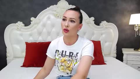 Snapshot of elisabethswan chatting on 10-12-25, 08:35 Krissy online show from 10-12-25, 08:35