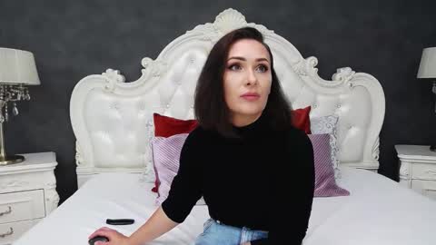 Snapshot of elisabethswan chatting on 10-29-25, 12:07 Krissy online show from 10-29-25, 12:07