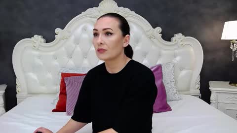 Snapshot of elisabethswan chatting on 12-15-25, 08:40 Krissy online show from 12-15-25, 08:40