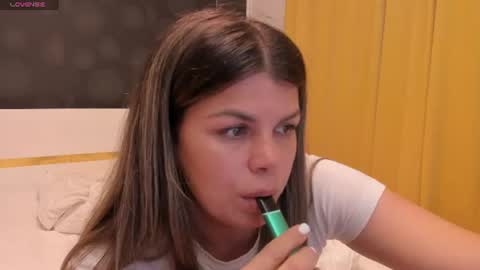 Snapshot of elisetyler89 chatting on 06-10-26, 06:18 Elly online show from 06-10-26, 06:18