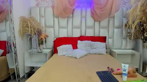 Snapshot of elismith0 chatting on 05-31-26, 02:35 Eli online show from 05-31-26, 02:35