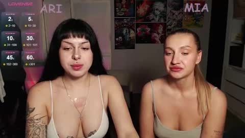 Snapshot of eliza_benet_ chatting on 10-04-25, 02:04 Ari online show from 10-04-25, 02:04