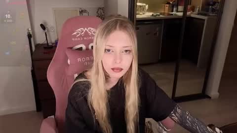 Snapshot of eliza_sadcat chatting on 01-06-26, 04:32 Elizabeth online show from 01-06-26, 04:32