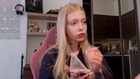 Snapshot of eliza_sadcat chatting on 02-19-26, 10:33 Elizabeth online show from 02-19-26, 10:33