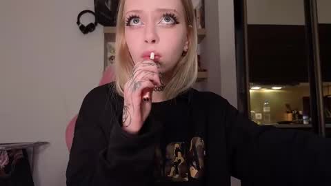 Snapshot of eliza_sadcat chatting on 03-11-26, 06:36 Elizabeth online show from 03-11-26, 06:36