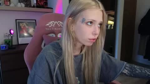 Snapshot of eliza_sadcat chatting on 03-16-26, 01:48 Elizabeth online show from 03-16-26, 01:48