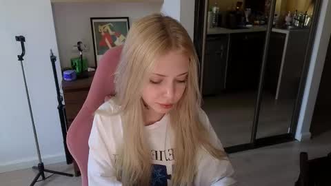 Snapshot of eliza_sadcat chatting on 03-18-26, 10:51 Elizabeth online show from 03-18-26, 10:51