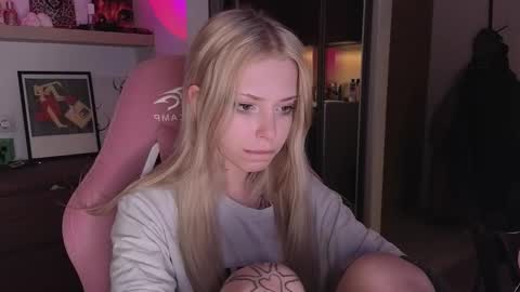 Snapshot of eliza_sadcat chatting on 03-25-26, 06:47 Elizabeth online show from 03-25-26, 06:47