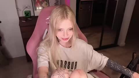 Snapshot of eliza_sadcat chatting on 03-26-26, 05:07 Elizabeth online show from 03-26-26, 05:07