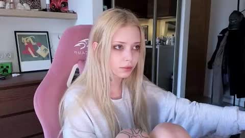 Snapshot of eliza_sadcat chatting on 03-30-26, 01:01 Elizabeth online show from 03-30-26, 01:01