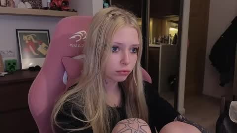 Snapshot of eliza_sadcat chatting on 04-06-26, 07:48 Elizabeth online show from 04-06-26, 07:48