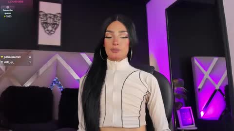 Snapshot of elizabeth_jones_01 chatting on 03-10-26, 05:45 Eli online show from 03-10-26, 05:45