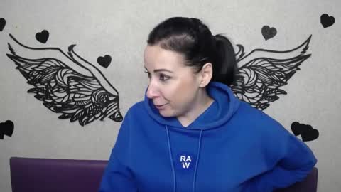 ElizabethSho online show from 11-19-25, 06:08