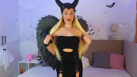 Snapshot of ella__sweety chatting on 10-31-25, 02:23 Ella online show from 10-31-25, 02:23