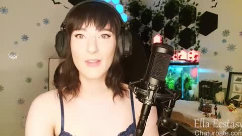 Snapshot of ella_ecstasy chatting on 01-28-25, 02:00 Ella Ecstasy online show from 01-28-25, 02:00