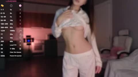 Snapshot of ella_lee15 chatting on 10-20-25, 02:12 Lee online show from 10-20-25, 02:12