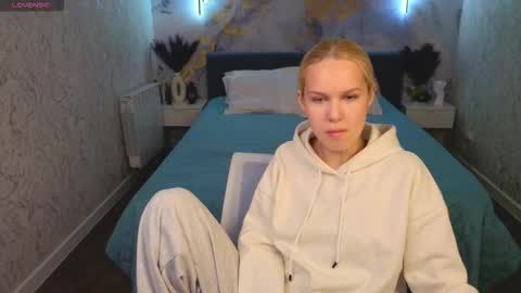 Snapshot of ella_ley chatting on 03-15-26, 09:26 Ella online show from 03-15-26, 09:26