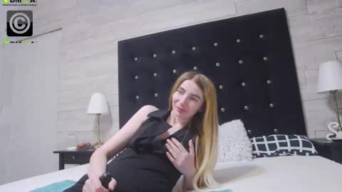 Snapshot of ella_lizzie chatting on 10-20-25, 06:41 ella_lizzie online show from 10-20-25, 06:41