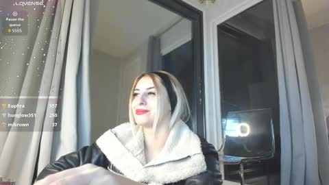 ella_vee online show from 10-31-25, 04:13