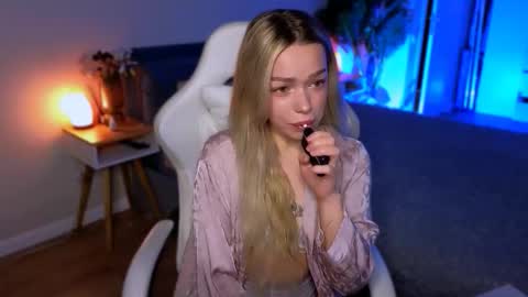 Snapshot of ellatwox chatting on 02-17-26, 05:26 Ella online show from 02-17-26, 05:26