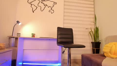 Snapshot of elle_lane chatting on 05-18-26, 11:10 Elle online show from 05-18-26, 11:10