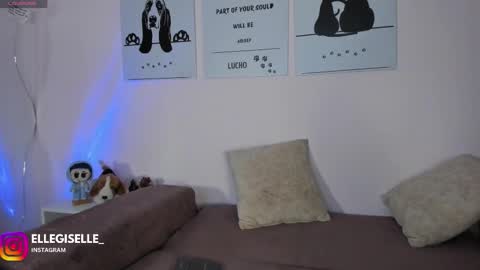 Snapshot of ellegisellee chatting on 10-14-25, 02:23 Yiss online show from 10-14-25, 02:23