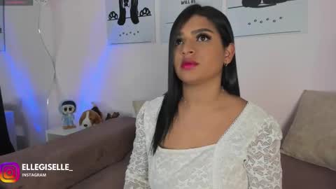 Snapshot of ellegisellee chatting on 10-16-25, 03:07 Yiss online show from 10-16-25, 03:07