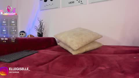 Snapshot of ellegisellee chatting on 10-23-25, 06:34 Yiss online show from 10-23-25, 06:34