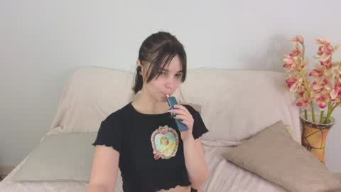 Snapshot of ellie_babyy chatting on 01-14-25, 08:41 Ellie online show from 01-14-25, 08:41