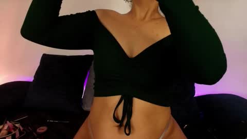 Snapshot of elliee1 chatting on 09-27-25, 02:33 elliee1 online show from 09-27-25, 02:33
