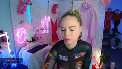 Snapshot of elliekarrrx chatting on 02-02-25, 08:51 EllieKarr online show from 02-02-25, 08:51