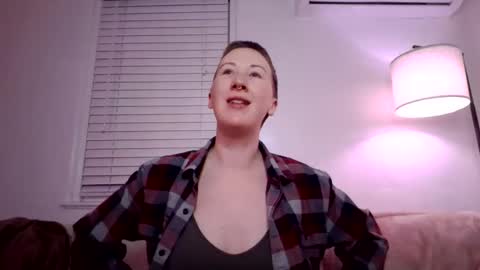 Snapshot of ellierowyn chatting on 11-26-25, 01:39 Ellie Rowyn online show from 11-26-25, 01:39