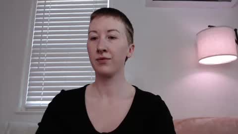 Snapshot of ellierowyn chatting on 12-04-25, 10:18 Ellie Rowyn online show from 12-04-25, 10:18