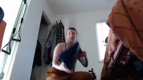 Snapshot of ellierowyn chatting on 12-15-25, 07:40 Ellie Rowyn online show from 12-15-25, 07:40