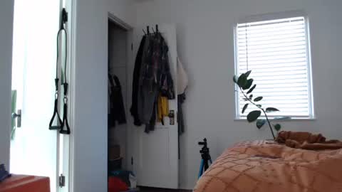 Snapshot of ellierowyn chatting on 12-17-25, 06:58 Ellie Rowyn online show from 12-17-25, 06:58