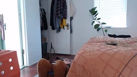 Snapshot of ellierowyn chatting on 12-22-25, 08:39 Ellie Rowyn online show from 12-22-25, 08:39