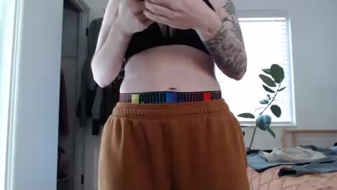 Snapshot of ellierowyn chatting on 02-06-26, 08:01 Ellie Rowyn online show from 02-06-26, 08:01