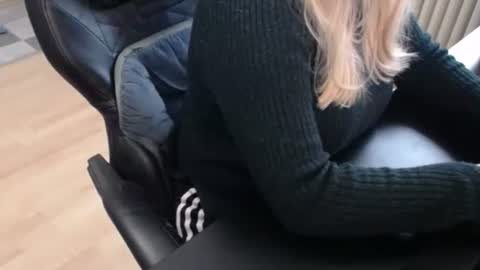 Elly online show from 09-30-25, 07:35