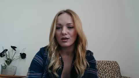 Snapshot of ellyadiamond chatting on 02-17-25, 07:26 EllyaDiamond online show from 02-17-25, 07:26