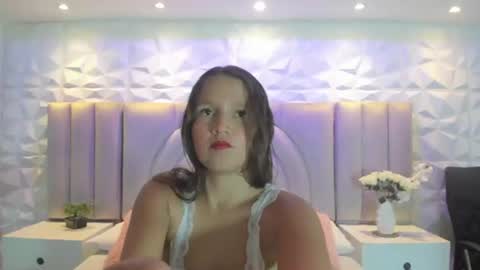 Snapshot of ellye_evans_ chatting on 06-12-26, 11:20 Ellye online show from 06-12-26, 11:20
